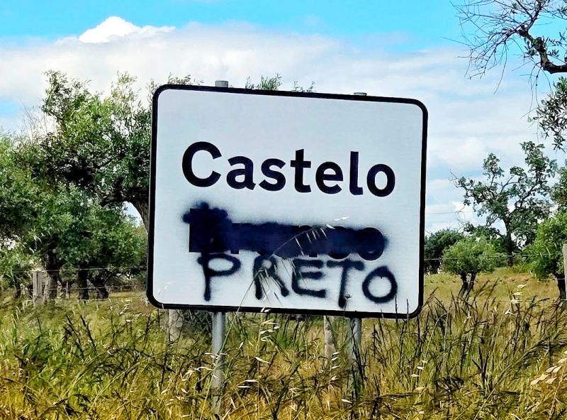 Placa de entrada em Castelo Branco vandalizada com spray
